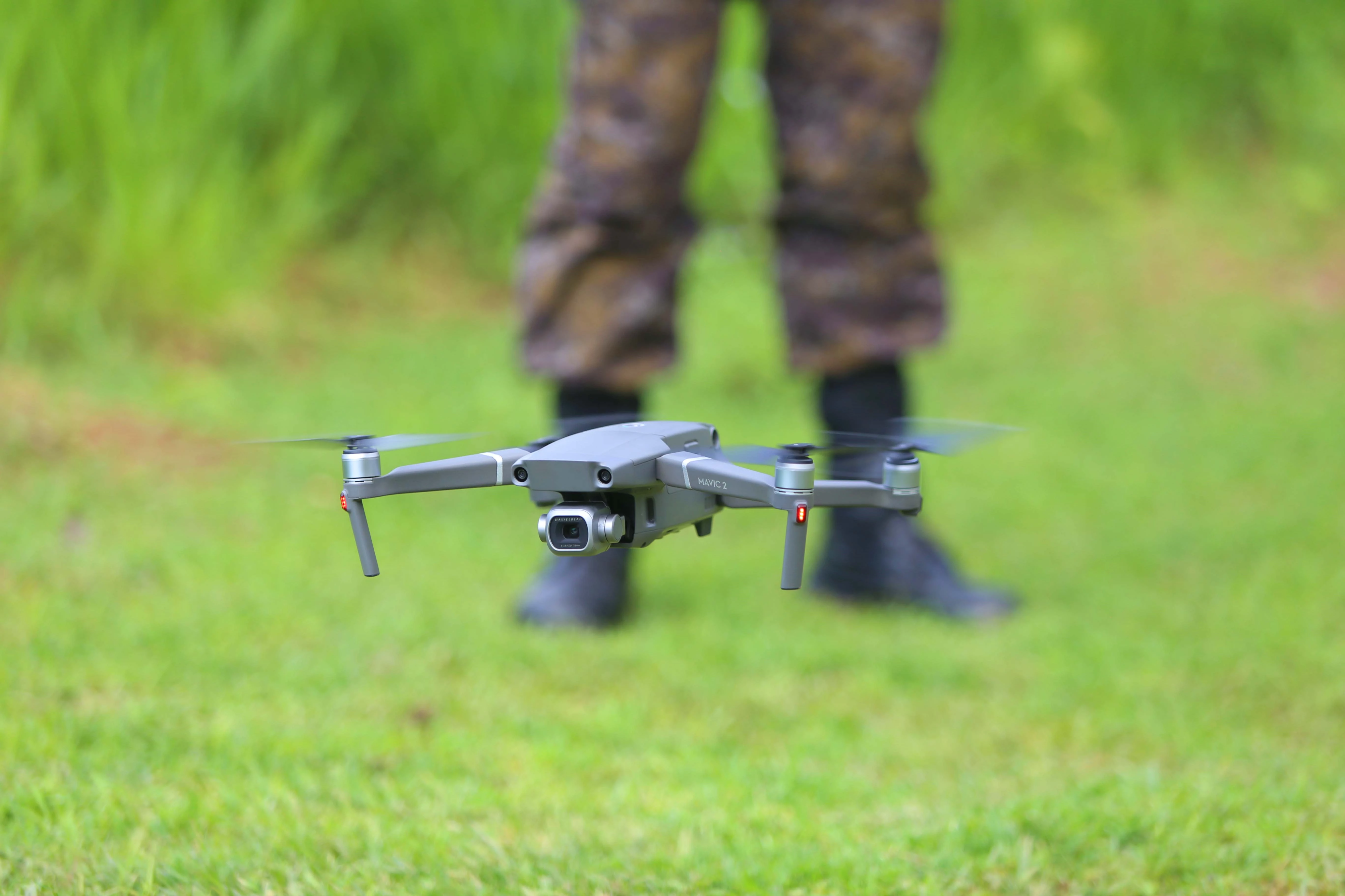 Drone vliegt laag bij de grond